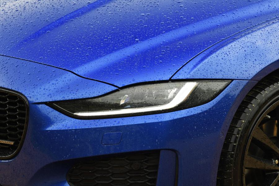 Детали экстерьера Jaguar XE D180 SE R-Dynamic AWD 2019 года  (UK) (фото 11 из 40)